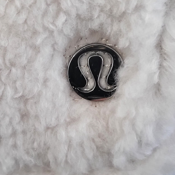 Lululemon Everywhere Fleece Belt Bag (Light Ivory) - Picture 3 of 13